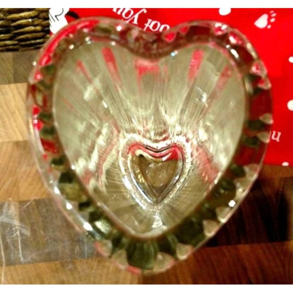Vintage 1982 FTD Heart Shaped Heavy Duty Ribbed Prism Glass Vase